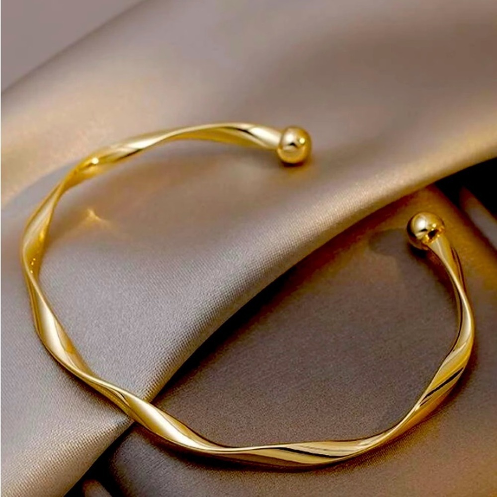 NWT Twist Design Bangle Bracelet - Picture 2 of 2